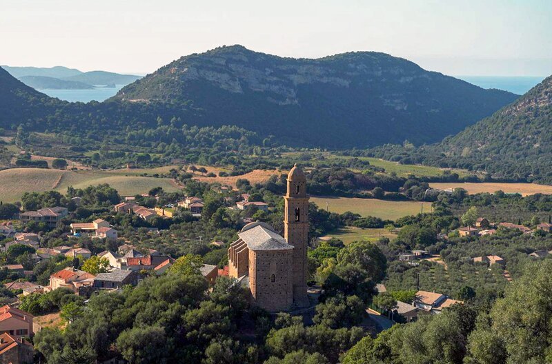 Die Insel Korsika ist die einzige Region Frankreichs, aus der – bis auf eine Ausnahme – keine Juden deportiert wurden. Der Comic-Szenarist Stéphane Piatzszek thematisiert diese Vergangenheit. – Bild: Elephant Doc