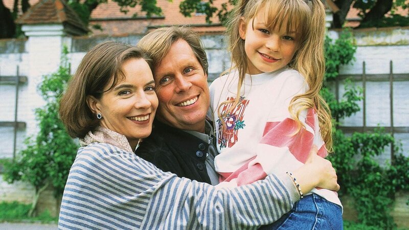 Dr. Stefan Frank (Sigmar Solbach) und Bea (Isabelle von Siebenthal) wollen Iris (Jana Kilka) adoptieren. – Bild: MG RTL D /​ Elke Werner