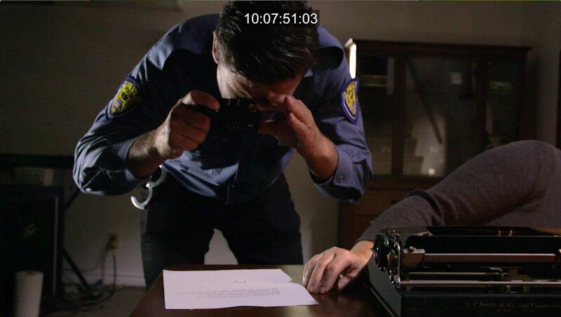 Der Polizeibeamte macht ein Foto von dem Beweisstück in Form einer Nachricht auf Papier – Bild: Crime + Investigation /​ abacus media