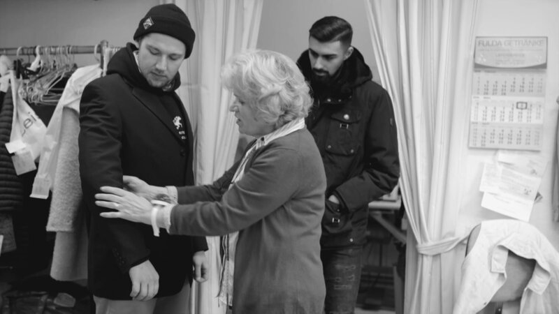 Jonas lässt sich ein Sakko von seinem Großvater umschneidern. Wie schnell ändert sich, was wir als Gesellschaft als „schön’“empfinden? – Bild: BR/​rbb/​weltrecorder