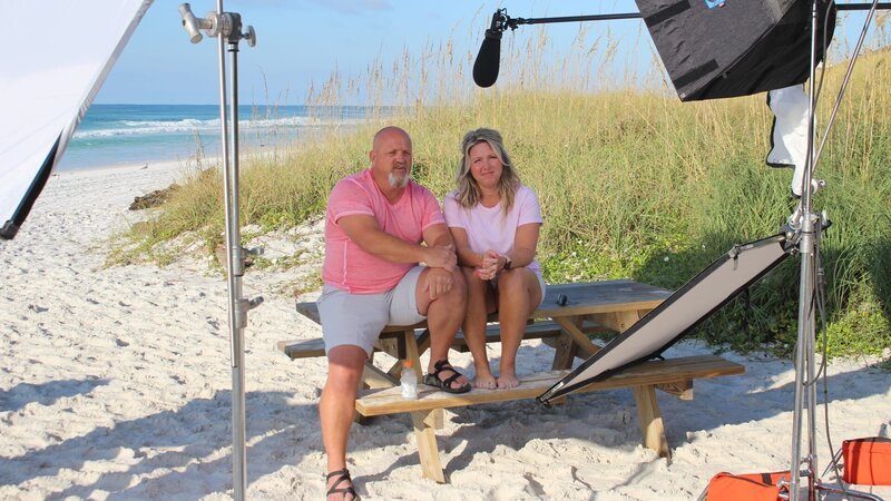 Contributors Shawn Miller (L) and Kimberly Miller (R) get ready to film some interviews on the beach as seen on HGTV’s Beachfront Bargain Hunt. – Bild: Discovery, Inc.