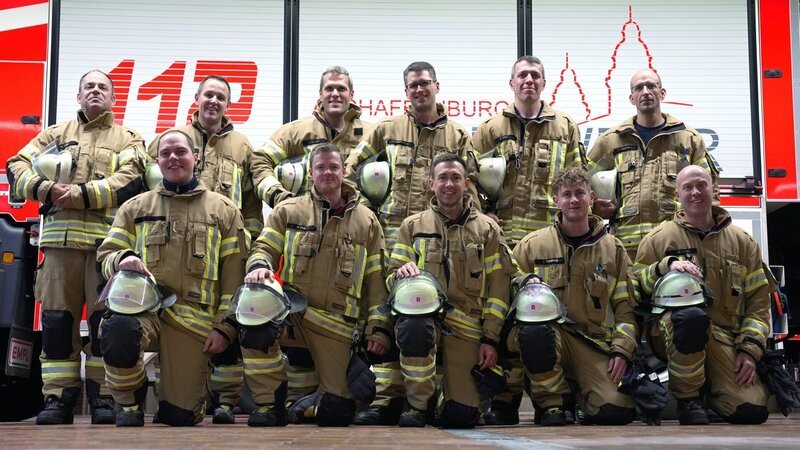 Firefighters in front of the fire truck in Aschaffenburg. – Bild: Warner Bros. Discovery, Inc. or its subsidiaries and affiliates