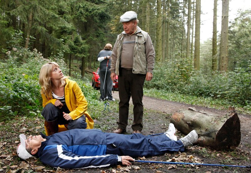 Baumarktinhaber Pfaff (Rolf Zacher, l.) wird beim Nordic Walking vor den Augen seiner Frau und eines Angestellten (im HG) erschossen. Mord oder Jagdunfall rätseln Sophie Haas (Caroline Peters, 2.v.l.) und Hans Zielonka (Michael Hanemann, r.). – Bild: WDR/​ARD/​Frank Dicks
