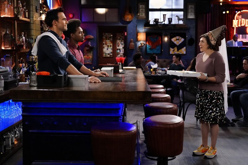 (v.l.n.r.) Max (Cheyenne Jackson); Carter (Julian Gant); Kat (Mayim Bialik) – Bild: FOX MEDIA LLC.