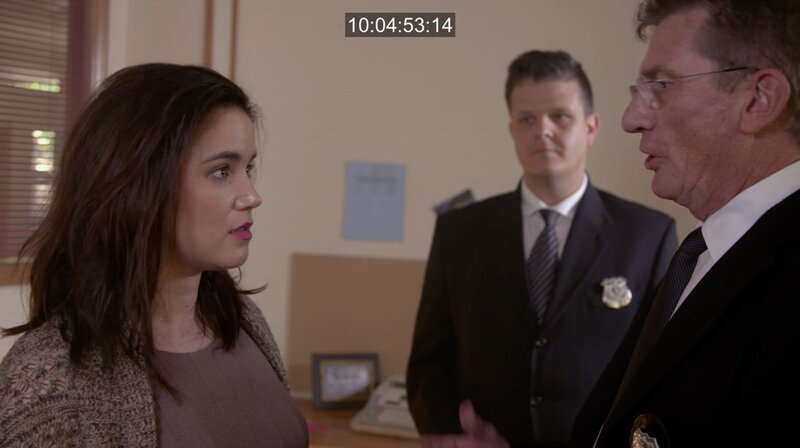 Die Frau hört sich die Aussage des Detektivs aufmerksam an. – Bild: Z/​abacus /​ Crime + Investigation /​ abacus media