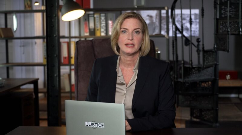 Moderatorin Julia Scherf ist Richterin am Landgericht und ordnet das Geschehen für die Zuschauer ein. – Bild: RTL /​ Eikon Nord /​ Hate Crimes: Queerfeindliche Gewalt