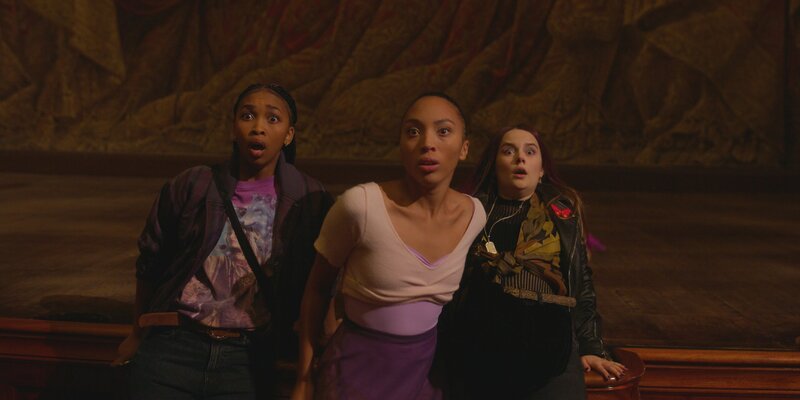 Die Ballettschülerin und nichtsahnende Hexe Cece (Hailey Romain, M.) und die beiden Wizen-Hexen Amy (Imogen Mackie Walker, r.) und Lola (Gomolemo Kitso Tsagae, l.) werden von magischen Staubwolken in der Pariser Oper verfolgt. – Bild: ZDF/​2023 Cottonwood Media/​ZDF Studios/​Opéra National de Paris