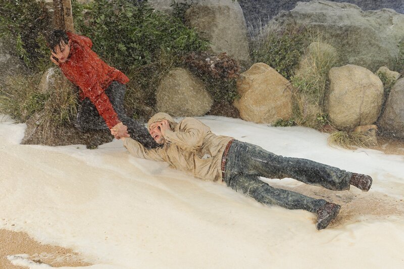 Unterwegs zum Drugstore wird Alan (Jon Cryer, r.) beinahe von einem Sturzbach weggespült und kämpft mit Hilfe von Walden (Ashton Kutcher, l.) um sein Leben … – Bild: Warner Brothers Entertainment Inc.