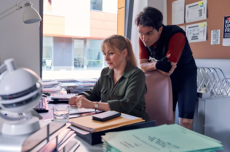 Birte Hansen (Jasmin Schwiers) bekommt überraschend Besuch von Jakob Heyers OLG (Sean McDonagh), der auf ihre Abmachung pocht. – Bild: ARD Degeto/​Frank Dicks