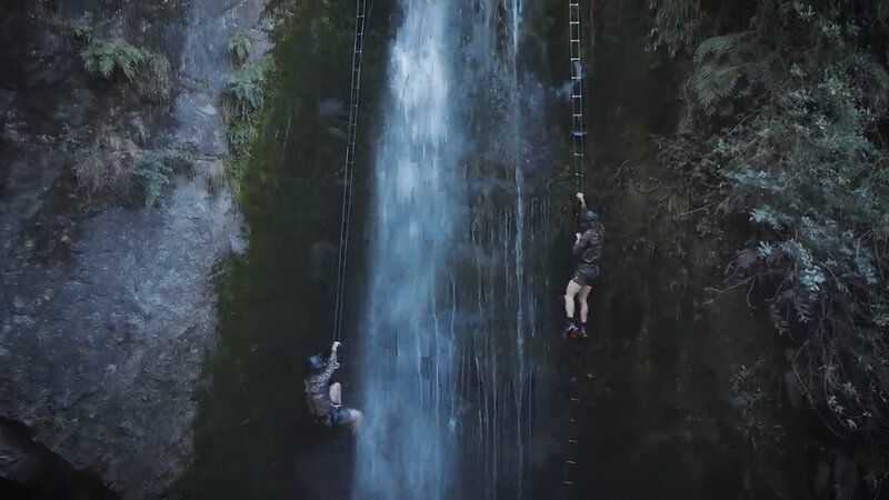 Zwei Personen in der Nähe eines Wasserfalls – Bild: Warner Bros. Discovery
