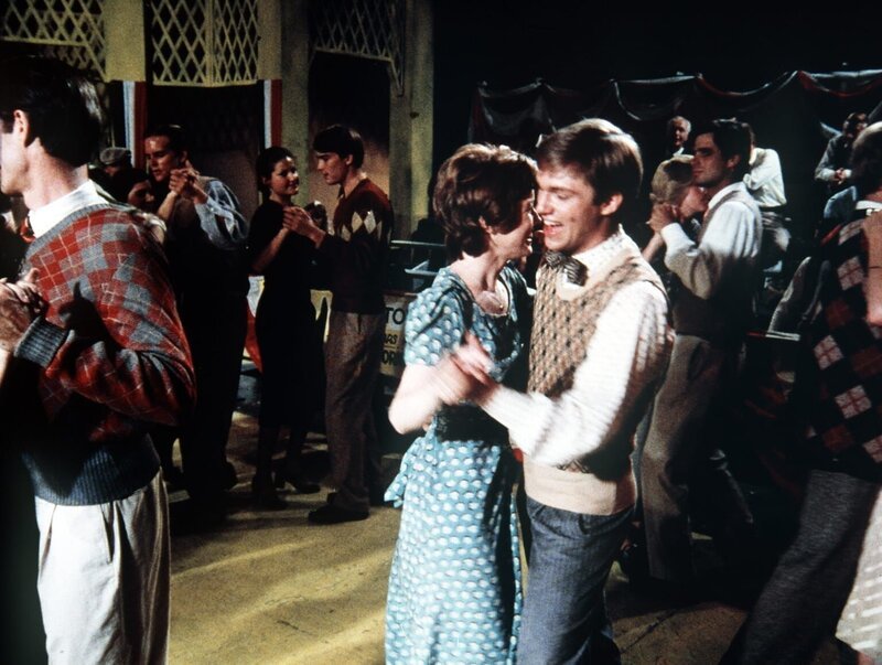 Gegen Olivias Willen nimmt John-Boy (Richard Thomas, r.) mit Daisy (Deirdre Lenihan, 2.v.r.) an einem Tanzmarathon teil … – Bild: WARNER BROS. INTERNATIONAL TELEVISION Lizenzbild frei
