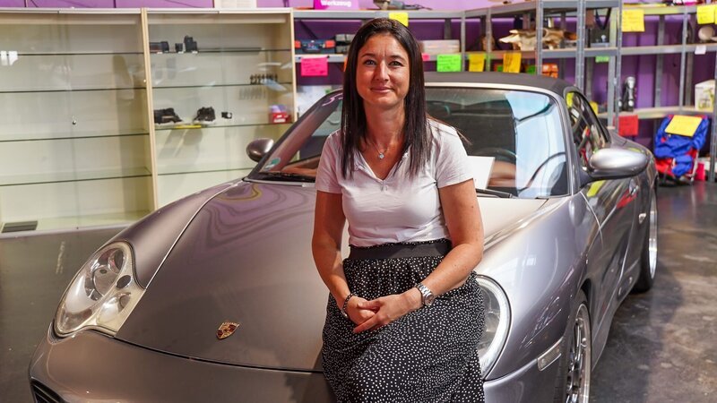 Pam is posing – Bild: Warner Bros. Discovery, Inc. or its subsidiaries and affiliates. All rights reserved. /​ Marie, Philipp Kuepper