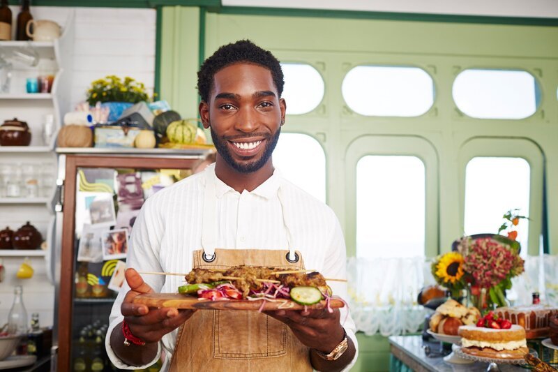 Der Rapper Tinie Tempah wagt sich an einen Klassiker aus dem Herkunftsland seiner Eltern: Suya, ein scharfer Kebab mit Rindfleisch … – Bild: RTL Living