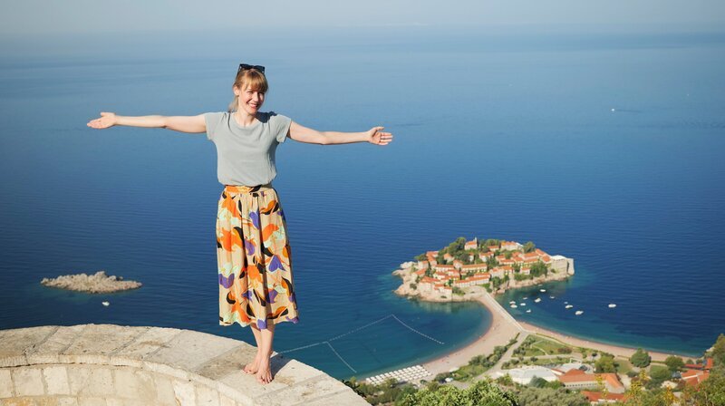 Nina Heins vor Sveti Stefan, einer berühmten kleinen Adria-Insel. – Bild: HR/​Jonas Weinhold