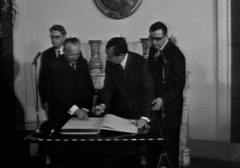 Das Jahr 1969 – der erste Mensch landet auf dem Mond, der Fernsehturm am Alexanderplatz wird eröffnet und für Frauen gibt es neu gewonnene Freiheiten. Eine Berlin-Chronik der Superlative: 30 Folgen, Jahr für Jahr erzählt, von 1961, dem Jahr des Mauerbaus, bis 1990, dem Jahr der Wiedervereinigung. – US-Präsident Nixon trägt sich in das Goldene Buch der Stadt ein. – Bild: rbb