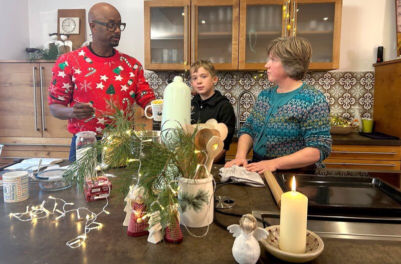 Weihnachtskekse backen auf dem Milchhof Solte. – Bild: NDR