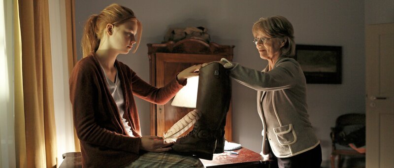 Oma Maria Kaltenbach (Cornelia Froboess, r.) war einst eine Weltklasse-Reiterin. Mika (Hanna Binke, l.) könnte in ihre Fußstapfen treten – im wahrsten Sinne des Wortes. – Bild: ZDF und Tom Trambow