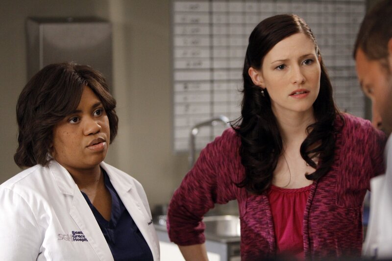 Dr. Bailey (Chandra Wilson, l.) stellt fest, dass Thatcher an akuter Leberzirrhose leidet und ohne Spenderleber die nächsten 24 Stunden wohl nicht überleben wird. Lexie (Chyler Leigh, r.) lässt sich sofort testen, ob sie als Spender infrage kommt … – Bild: American Broadcasting Companies, Inc. /​ Michael Desmond
