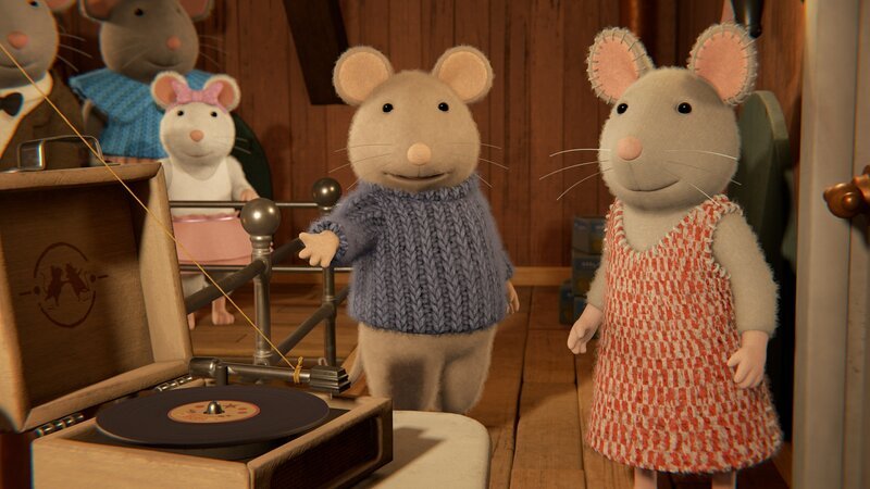 Sam (Mitte) präsentiert Julia (rechts) den Startpunkt der Überraschungsvorstellung, die er für sie vorbereitet hat. Auch Ella (hinten links) und weitere Hausbewohner sind gespannt auf die Überraschung. – Bild: ZDF/​Cielo Films/​Caribara Production/​SuperswissRed/​M.A.R.K.13/​ZDF Studios GmbH