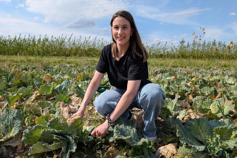 Marie Möllecken erforscht, warum so viele Lebensmittel im Müll landen und wie man das ändern kann. – Bild: RTL /​ me:works /​ Lebensmittel retten