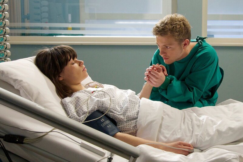 Ulli Scherer (Niklas Osterloh, re.) und Miriam Göbel (Lore Richter, liegend) wollten heiraten und während ihrer Hochzeitsreise täglich 60 km Rad fahren. Doch Miriam hat Ulli einen angeborenen Herzfehler verschwiegen, der sie jetzt in Lebensgefahr gebracht hat. Ulli ist zwar voller Sorge um Miriam, muss sich aber auch eingestehen, dass es für ihn eine verstörende Erkenntnis ist, dass Miriam vor ihm Geheimnisse hat. – Bild: MDR/​Wernicke