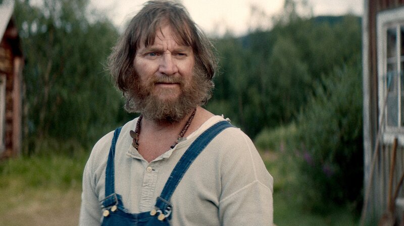 Petrus (Magnus Krepper) hält die Kommune zusammen. – Bild: ARD Degeto/​SVT /​ Johan Paulin