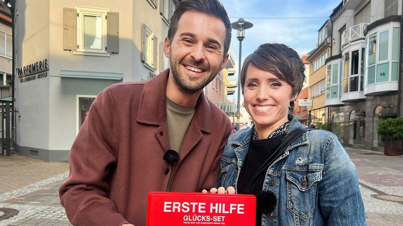 7 Tage … auf der Suche nach dem Glück  Danijel Stanic mit der selbsternannten Glücksministerin Gina Schöler – Bild: SRF/​hr Media