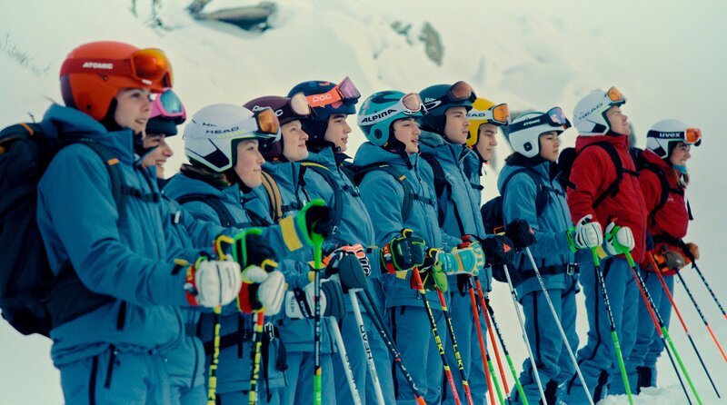Das Ski-Team. – Bild: ORF/​BR/​SRF/​Superfilm Filmproduktions GmbH