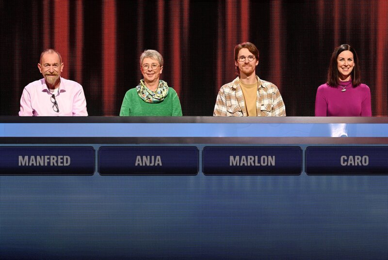 Die Kandidat:innen (v.l.n.r. am Panel): Manfred von Kühnemund, Anja Lorch, Marlon Löffler, Caro Marcinkowski. – Bild: ARD/​Uwe Ernst