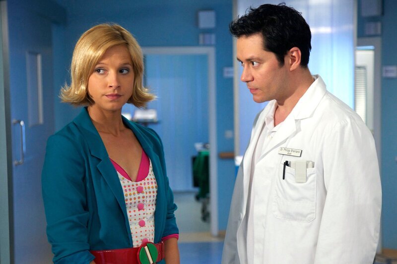 Dr. Philipp Brentano (Thomas Koch) fragt Antonia Seidlitz (Lisa Bitter), ob irgendetwas auf den plötzlichen Zusammenbruch ihres Vaters hingedeutet haben könnte. Es dauert einen Moment, bis Antonia zugibt, ihm ein Beruhigungsmittel gegeben zu haben. Doch mit der Gabe des Beruhigungsmittels hat sie das Leben ihres Vaters aufs Spiel gesetzt. – Bild: MDR/​Wernicke