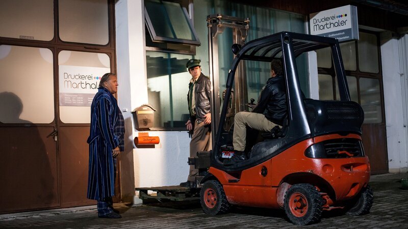 L-R: Reimund Girwidz (Michael Brandner), Staller (Helmfried von Lüttichau), Hubert (Christian Tramitz). – Bild: TMG und Entertainment Factory