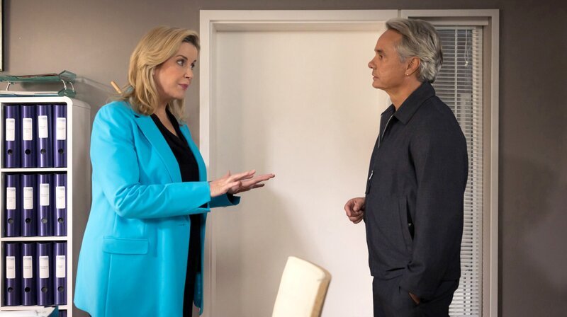 Thorsten Wälz (Guido Lambrecht) droht Sarah Marquardt (Alexa Maria Surholt) die Sachsenklinik zu verklagen, sollte sein Mann die OP nicht überleben. – Bild: MDR /​ Rudolf Wernicke