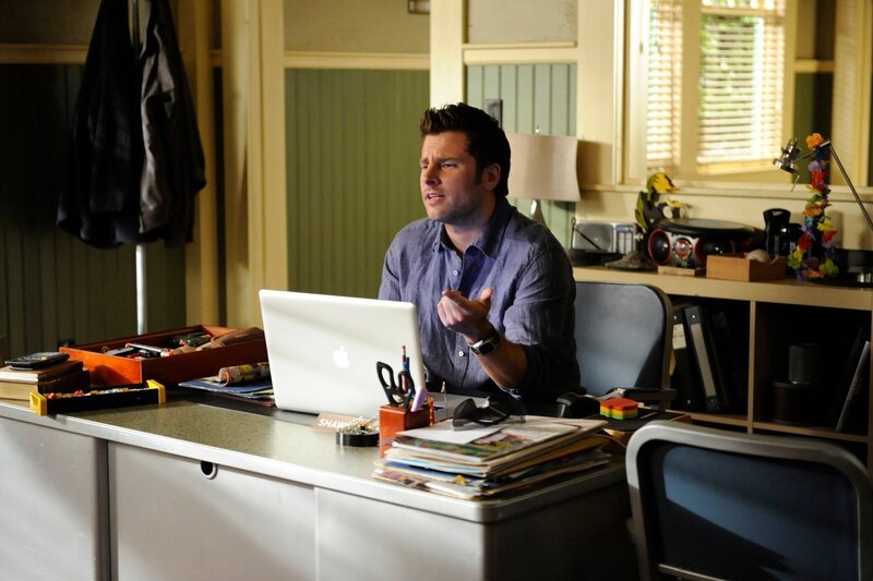 James Roday as Shawn Spencer (SHAWN AND GUS IN DRAG) – Bild: USA Network/​UNIVERSAL CHANNEL