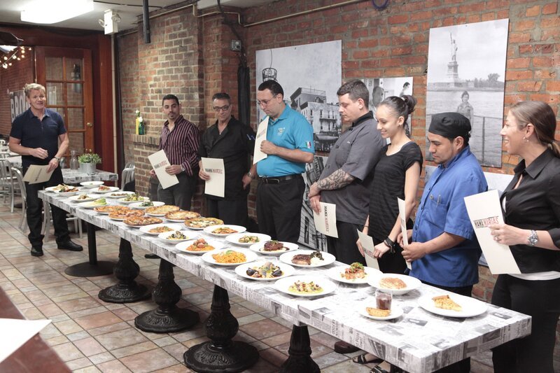 Dieses Mal wird Gordon Ramsays (l.) Hilfe in dem Restaurant zweier Geschwister benötigt. Wird er das Restaurant noch rechtzeitig vor dem Untergang bewahren können? – Bild: FOX /​ Craig Blankenhorn