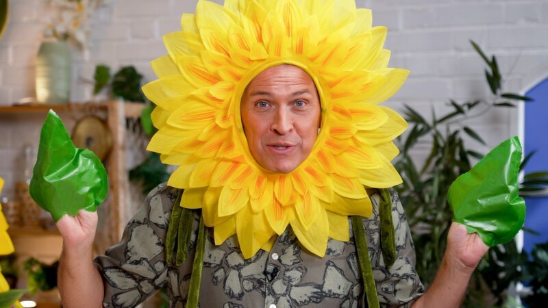 Robert in seinem Sonnenblumenkostüm. – Bild: ORF/​Steiner Familyentertainment