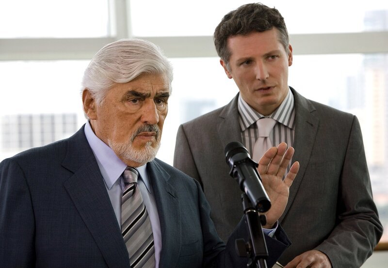 Konrad Hansen (Mario Adorf, li.) und sein Sohn Lars (Max Urlacher) reisen zum Richtfest ihrer chinesischen Fabrik nach Shanghai. – Bild: ARD Degeto/​Conny Klein