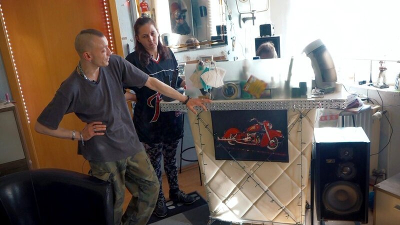 Melanie und Christian leben mit Sohn Nico in Krefeld. Melanie erhält seit 20 Jahren Unterstützung vom Staat und ihr Mann Christian lebt seit sechs Jahren von Hartz IV. Das größte Problem der dreiköpfigen Familie ist ihre Wohnung. Sie ist zu klein und Hartz-IV-Empfänger Christian macht im Bad eine Entdeckung, die ihn mit den Tränen ringen lässt. – Bild: RTL Zwei