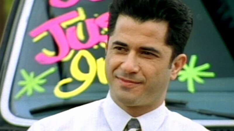 Sunny (Robert Cicchini) ist ein skrupelloser Gebrauchtwagenhändler. Kein Trick ist ihm zu schäbig, solange nur die Provision stimmt. – Bild: RTL II