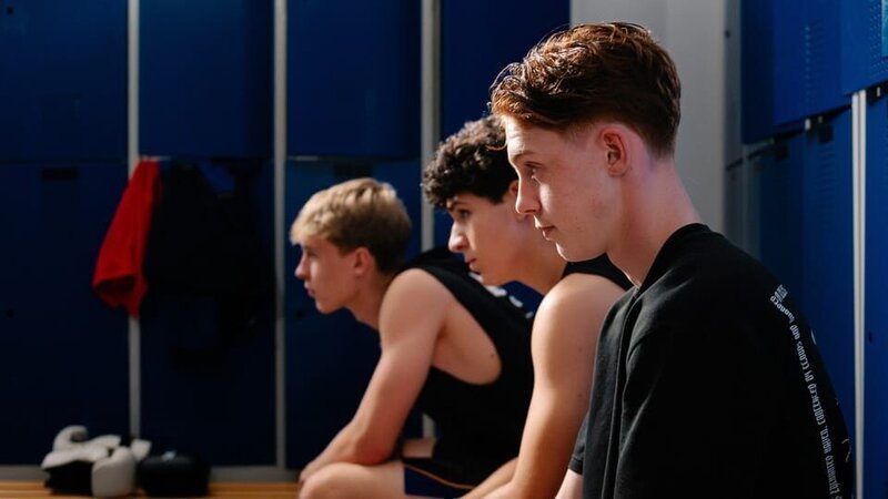 Die coolen Jungs, Lukas (Leevi Tjelle Höhlein, links), Enrico (Giuseppe Bonvissuto, Mitte) und Noah (Anton Franke, rechts), machen sich beim Boxtraining über Pit lustig. – Bild: ZDF/​ Justus Lemm