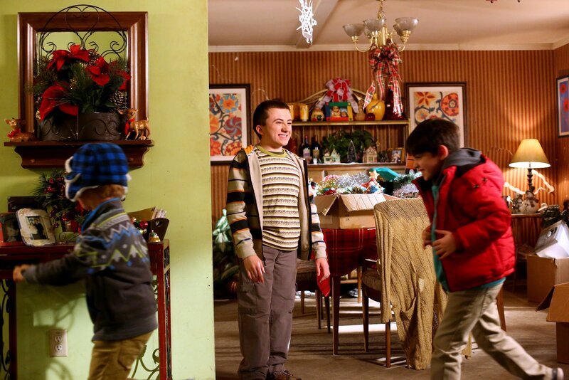 Brick (Atticus Shaffer, M.) wird kurzerhand als Babysitter für die Kinder ihrer Nachbarn abgestellt. Ist das wirklich eine gute Idee? – Bild: Warner Bros.