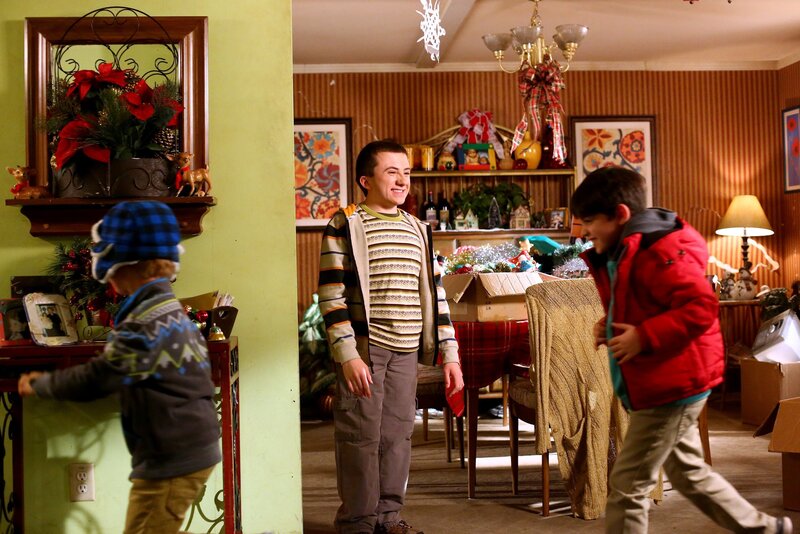 Brick (Atticus Shaffer, M.) wird kurzerhand als Babysitter für die Kinder ihrer Nachbarn abgestellt. Ist das wirklich eine gute Idee? – Bild: Warner Bros.