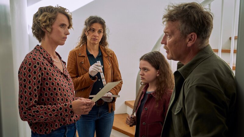 Die Kommissare Matti Wagner (Pierre Besson, r.) und Lilly Funke (Tatjana Kästel, 2.v.l.) befragen Katinka (Evelin Schwarz, 2.v.r.) und Renate Braun (Maike Elena Schmidt, l.) zu ihrem Verhältnis zum Mordopfer. – Bild: ZDF und Frank Dicks
