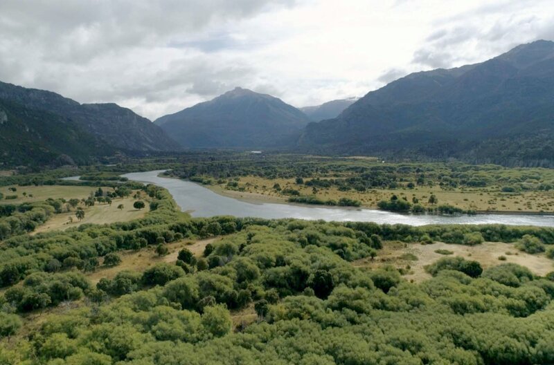 Trotz extremer Temperaturen und schwieriger klimatischer Bedingungen setzte sich eine Gruppe abenteuerhungriger Europäer vor etwas mehr als 100 Jahren in den Kopf, die lebensfeindlichen Landschaften Patagoniens zu bezwingen, um dort Wein anzubauen. – Bild: Grand Angle Productions