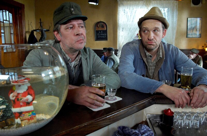 Brakelmann (Jan Fedder, links) und Adsche (Peter-Heinrich Brix, rechts) überlegen wie sie den heutigen Silvesterabend verbringen. – Bild: NDR/​Sandra Hoever
