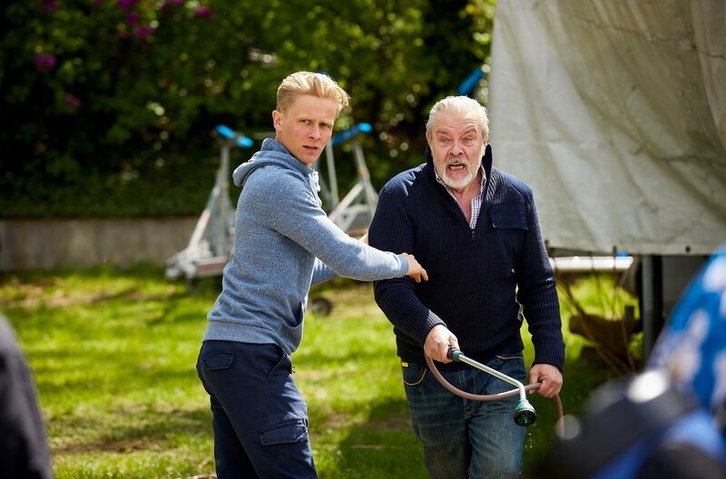Max Fähsicke (Roman Schomburg) bremst seinen Vater Uli Fähsicke (Andreas Leupold), der allergisch auf Touristen reagiert, die Flöße für Sauftouren auf dem Müggelsee mieten wollen. – Bild: ARD/​Rudolf Wernicke