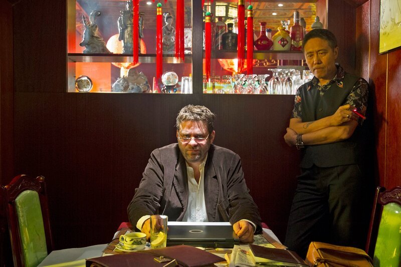 Bewährungshelfer „Papa“ organisiert seine Arbeit auf ganz eigene Art. (von links: Papa (Roeland Wiesnekker), Han (Yu Fang)). – Bild: Radio Bremen/​Jörg Landsberg