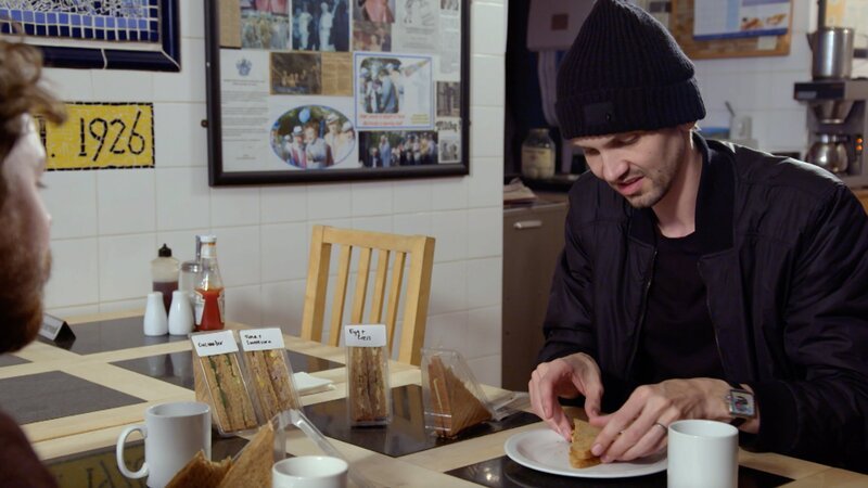 Der Neurowissenschaftler Dr. Jack Lewis (li.) trifft einen Pokerspieler. – Bild: CuriosityStream-Inc.