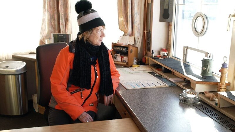 Susi Leitner sitzt noch immer regelmäßig im Kassaraum des Schilifts, „Immer dann wenn die Sehnsucht nach dem zugesperrten Schilift zu groß wird“, sagt sie. – Bild: ORF