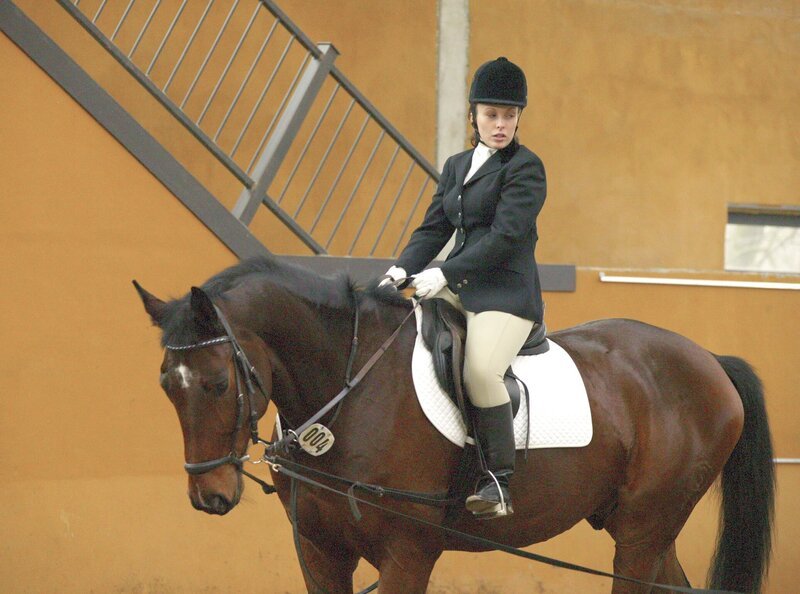 MDR Fernsehen IN ALLER FREUNDSCHAFT FOLGE 223, „Auf dem Sprung“, am Freitag um 11:35 Uhr. Nicole Beyer (Lina Rabea Mohr) beim Training mit ihrem Pferd Collin. Ihr ganzer Ehrgeiz zielt auf die Teilnahme an der Olympiade 2012. – Bild: MDR/​Krajewski