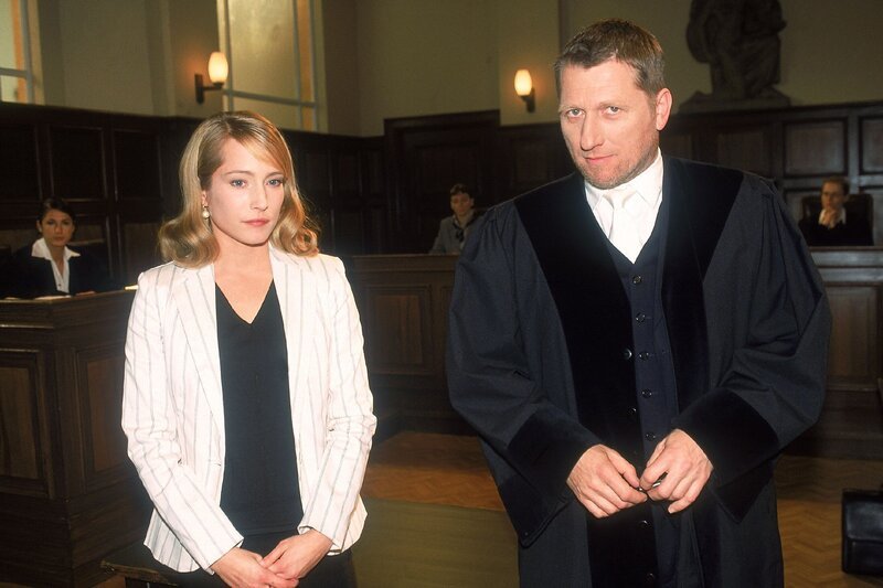 Wollte Jeanette Korn (Florentine Lahme) tatsächlich ihren Geliebten und dessen Tochter ermorden? Dr. Max Brunner (Michael Fitz) hegt einen anderen Verdacht. – Bild: MG RTL D /​ Rolf Baumgartne